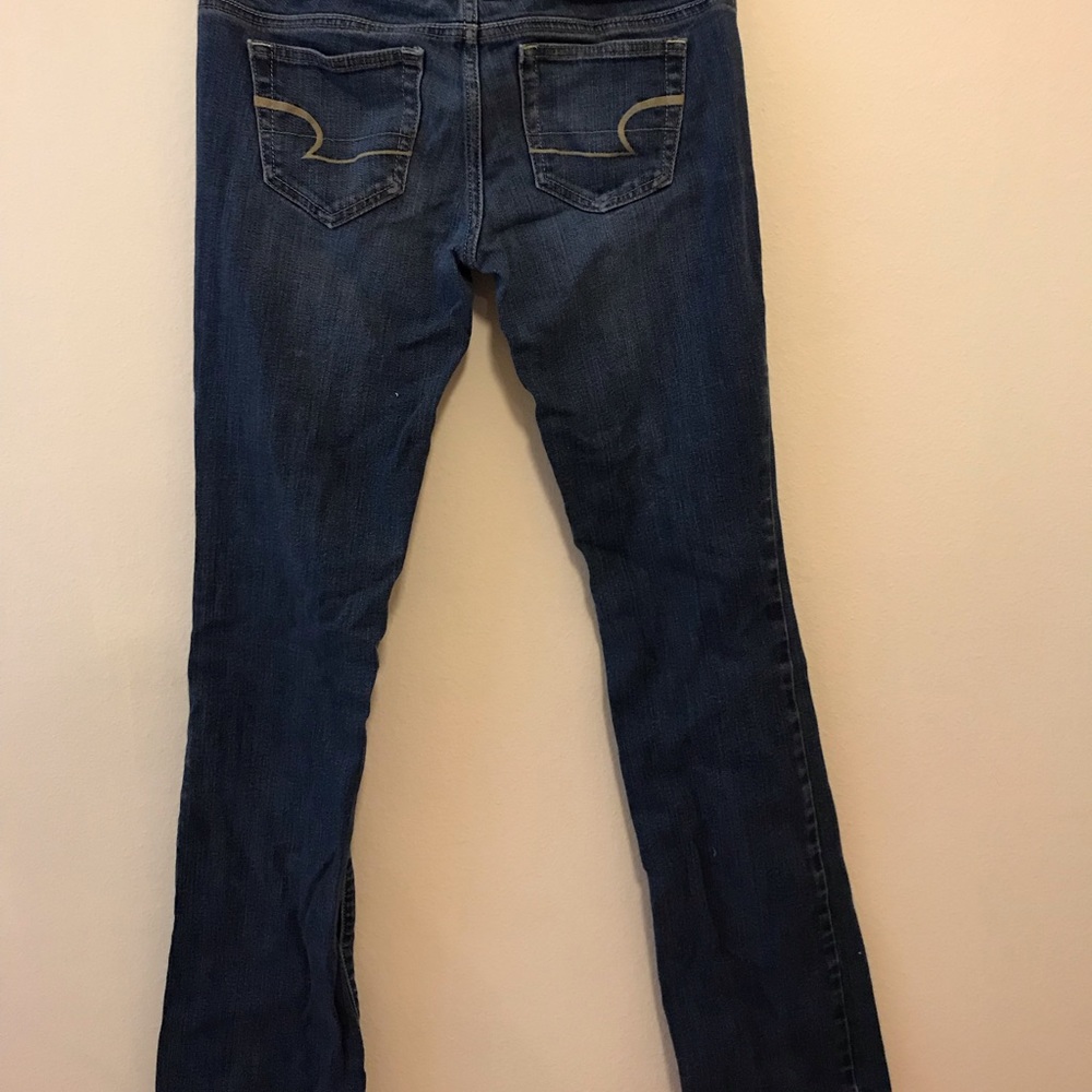 Woman’s American Eagle jeans.